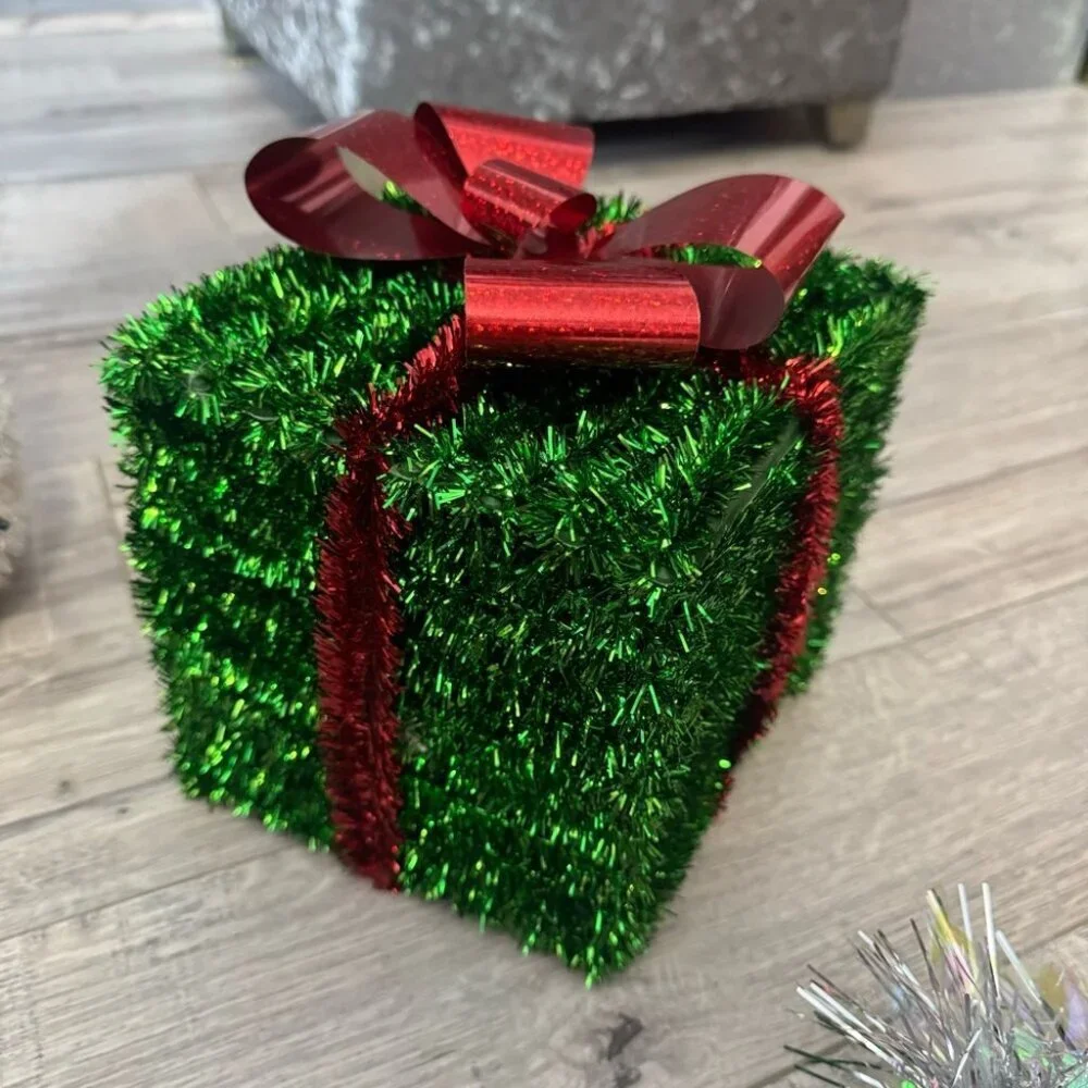 5 Christmas decor bundle present snowman snowflake tinsel sleigh Santa cute 🥰